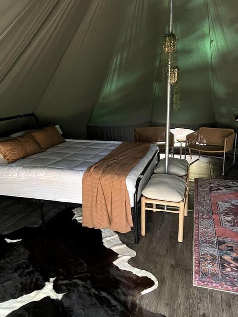 Spacious Equipped Bell Tent with Deck, Fire Pit and Picnic Space in Tennessee House in Nashville
