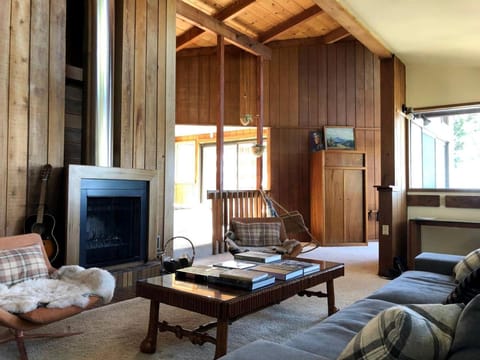 Contemporary Treetop Cabin with a Luxury Hot Tub in Idyllwild, California Cabin in Idyllwild-Pine Cove