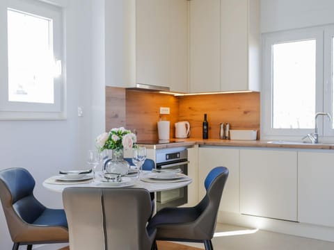 Kitchen or kitchenette, Dining area