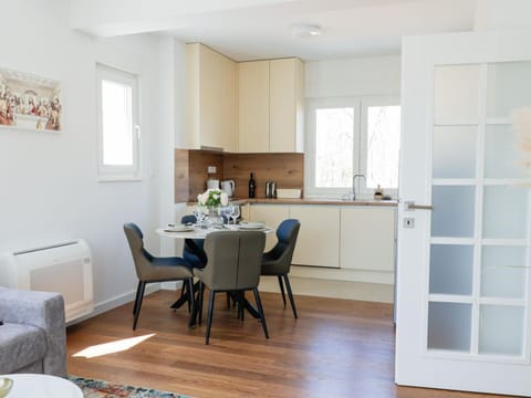 Kitchen or kitchenette, Dining area