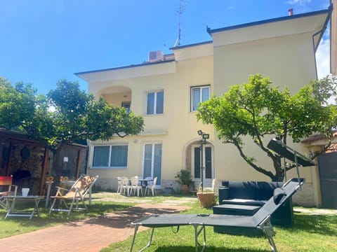 Property building, Patio, Spring, Day, Garden, Living room, Seating area, Garden view, sunbed