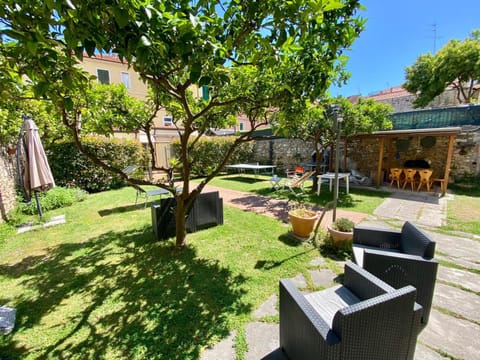 Property building, Patio, Spring, Day, Natural landscape, Garden, Living room, Seating area, Garden view, sunbed