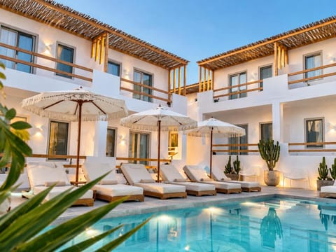 Property building, Patio, Balcony/Terrace, Pool view, Swimming pool, sunbed
