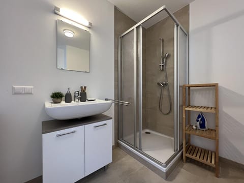 Shower, Bathroom, towels