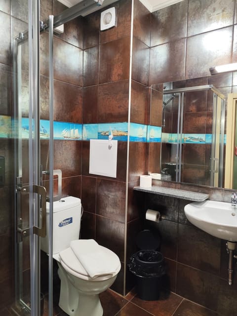 Shower, Toilet, Bathroom, towels