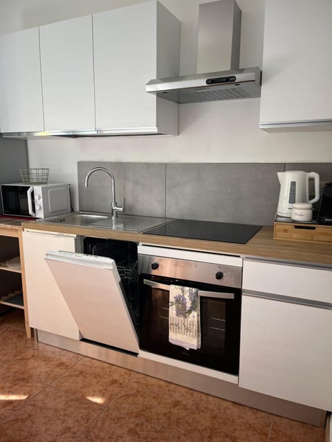 Day, Coffee/tea facilities, dishwasher, oven, stove