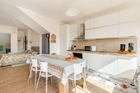 Photo of the whole room, kitchen