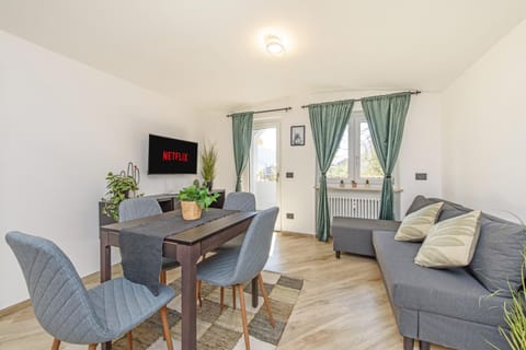 Communal lounge/ TV room, Living room, Seating area, Evening entertainment