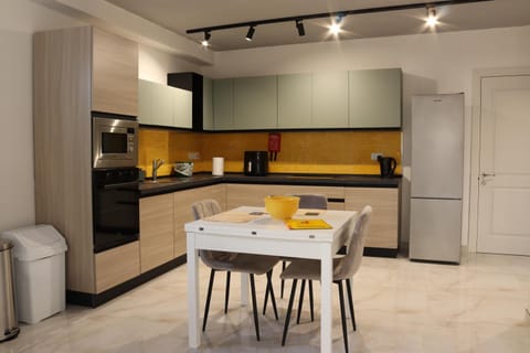 Coffee/tea facilities, Kitchen or kitchenette, Dining area, dishwasher, oven, stove, toaster