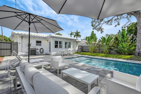 Property building, Patio, Day, Garden, View (from property/room), Balcony/Terrace, Seating area, Pool view, Swimming pool, sunbed