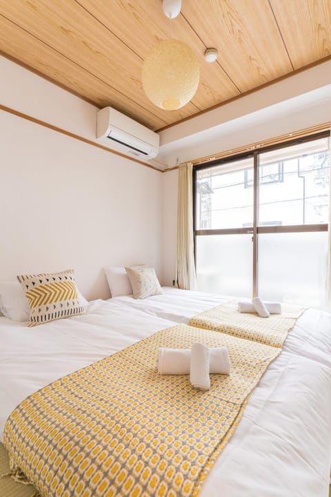 Bed, towels
