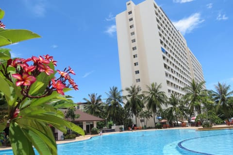 Property building, Day, Swimming pool