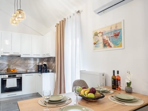 Dining area, kitchen