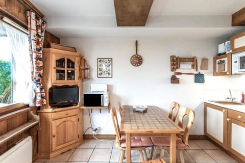 Property building, Kitchen or kitchenette, Living room