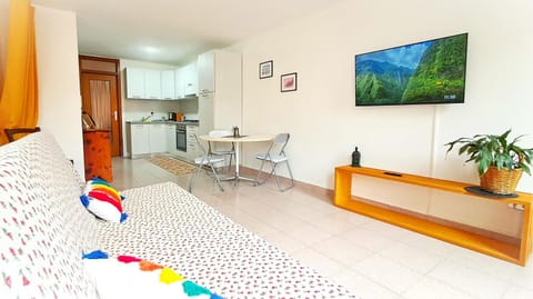 TV and multimedia, Kitchen or kitchenette, Living room, Seating area, Dining area, oven, stove