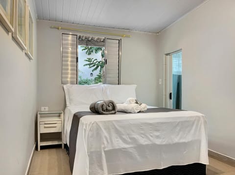 Bed, Bathroom, Photo of the whole room, Bedroom, towels