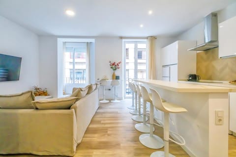 TV and multimedia, Kitchen or kitchenette, Living room, Seating area, Dining area, heating, air conditioner