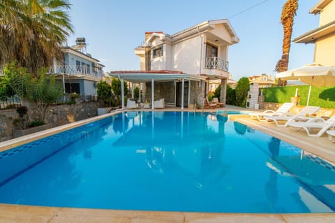 Property building, Patio, Day, Pool view, Swimming pool, sunbed