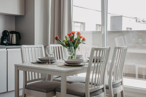 Coffee/tea facilities, Kitchen or kitchenette, Living room, Seating area, Dining area