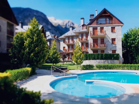 Property building, Spring, Day, Garden, Mountain view, Swimming pool