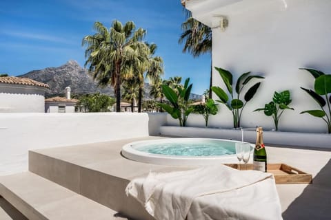 Day, Natural landscape, Balcony/Terrace, Balcony/Terrace, Mountain view, Pool view, Swimming pool, Swimming pool, Bath, sunbed
