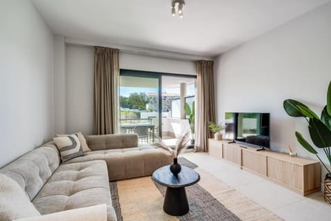 TV and multimedia, Seating area, air conditioner, air conditioner
