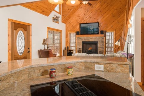 Log Cabin, Ample Parking, AC, Deck, Fireplace Cabin in Beech Mountain