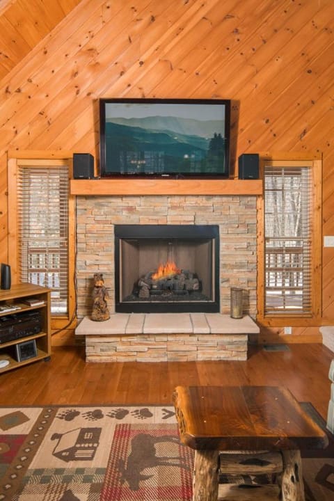 Log Cabin, Ample Parking, AC, Deck, Fireplace Cabin in Beech Mountain