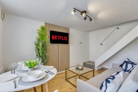 Cozy Riverside Cottage in Hertford Town with Parking House in Hertford