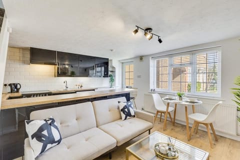 Cozy Riverside Cottage in Hertford Town with Parking House in Hertford