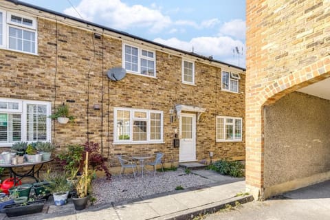 Cozy Riverside Cottage in Hertford Town with Parking House in Hertford