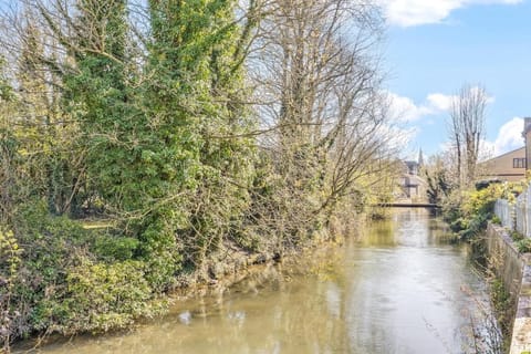 Cozy Riverside Cottage in Hertford Town with Parking House in Hertford