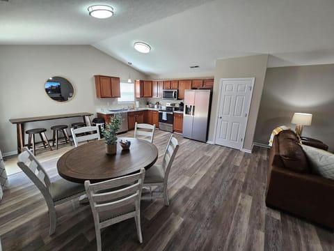 Cozy Charming Cottage-Style Home House in Hamilton