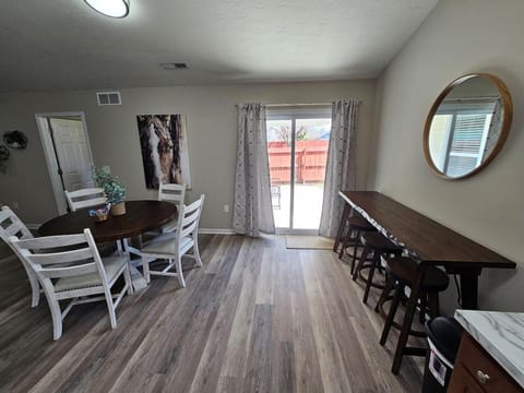 Cozy Charming Cottage-Style Home House in Hamilton