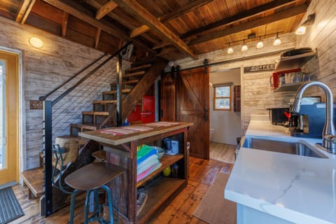 Hear the waves of Lake MI from Hot Tub - Dog Friendly House in Douglas