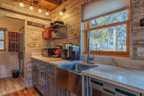 Hear the waves of Lake MI from Hot Tub - Dog Friendly House in Douglas