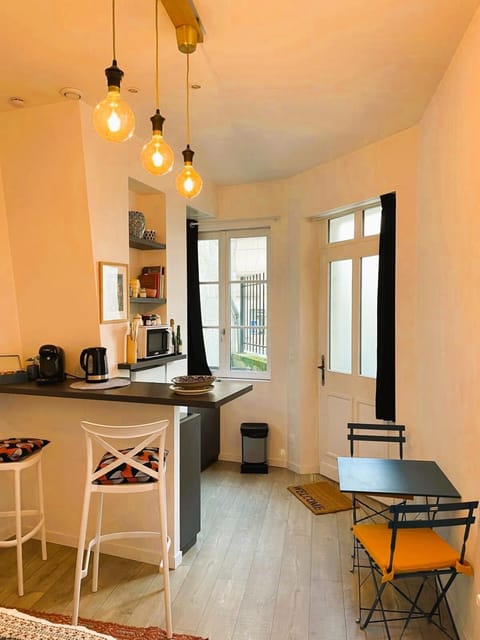 Kitchen or kitchenette, Dining area, toaster