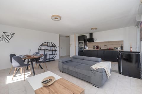 Kitchen or kitchenette, Living room, Seating area, Dining area, minibar, oven, pet friendly, stove