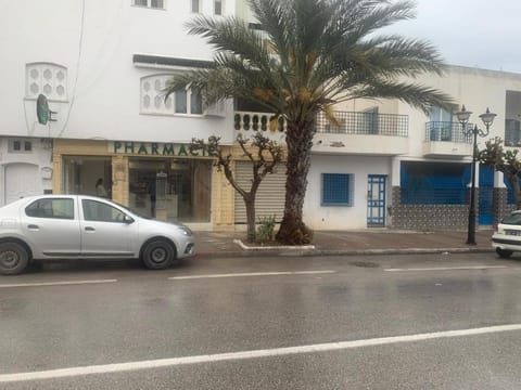 Property building, Day, Neighbourhood, Street view, Location, Parking