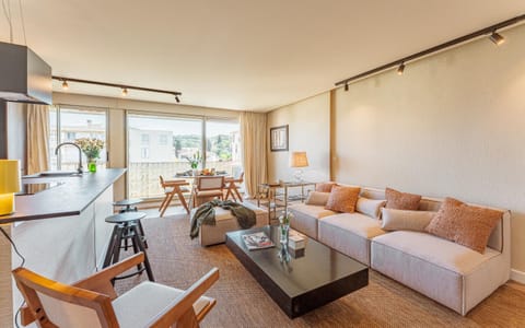 Balcony/Terrace, Kitchen or kitchenette, Living room, Seating area, Dining area