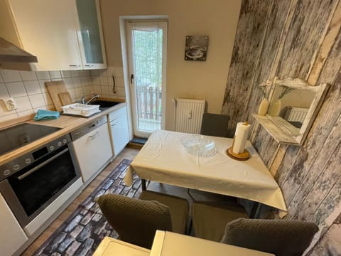 Kitchen or kitchenette, Seating area, Dining area, stove