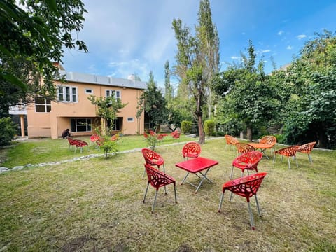 Property building, Spring, Day, Natural landscape, Garden, Garden, Seating area, Garden view, sunbed