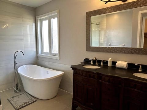 Spacious 4BR Near Kanata Tech Park House in Ottawa