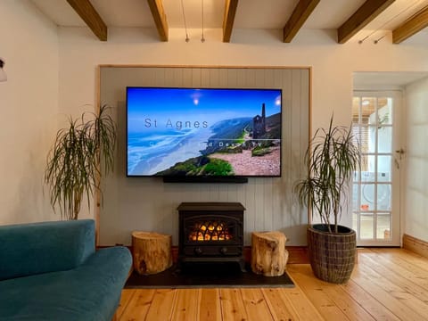 Communal lounge/ TV room, TV and multimedia, Living room, Seating area, Evening entertainment