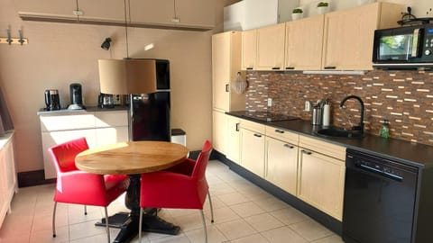 Coffee/tea facilities, Kitchen or kitchenette, Dining area, dishwasher, oven, stove, toaster