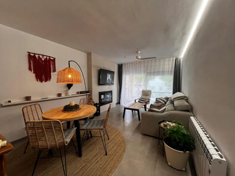 TV and multimedia, Living room, Dining area, fireplace, air conditioner