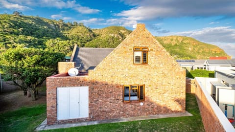 Property building, Day, Natural landscape, Garden, Garden view, Mountain view