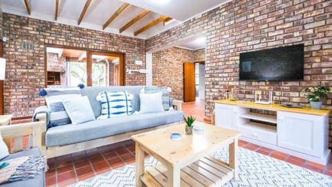 Communal lounge/ TV room, TV and multimedia, Living room, Seating area