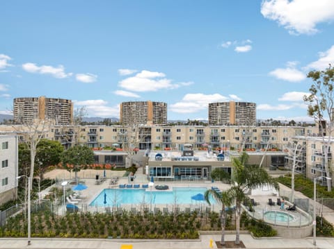Property building, Day, City view, Pool view, Location, sunbed