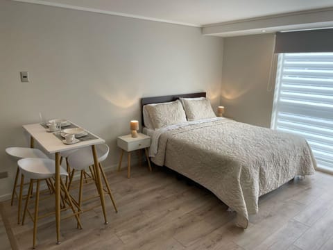 Bed, Dining area, Bedroom